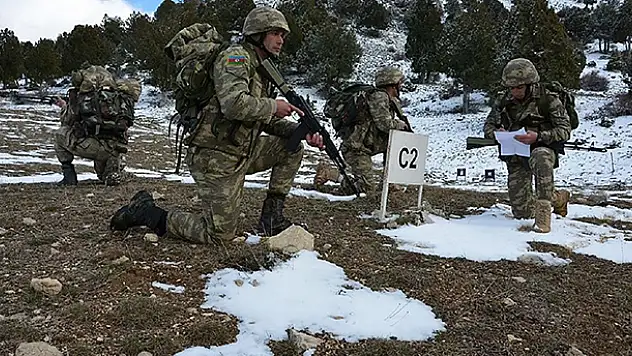Azerbaycan askerlerine 'dağcılık eğitimi' verildi