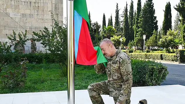 Azerbaycan Cumhurbaşkanı Aliyev, Hankendi ve Hocalı'da Azerbaycan bayrağını göndere çekti
