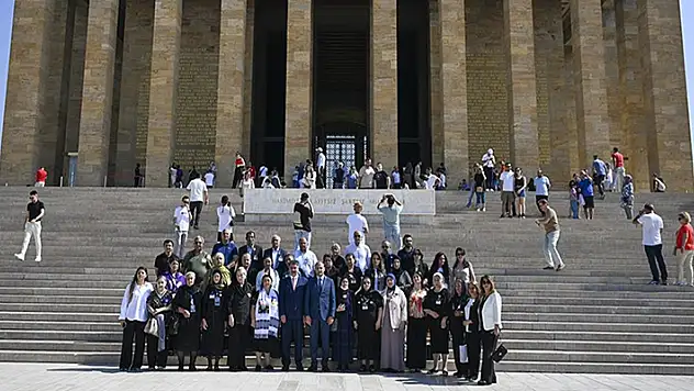 Azerbaycan'dan gelen 30 şehit ailesi Anıtkabir'i ziyaret etti
