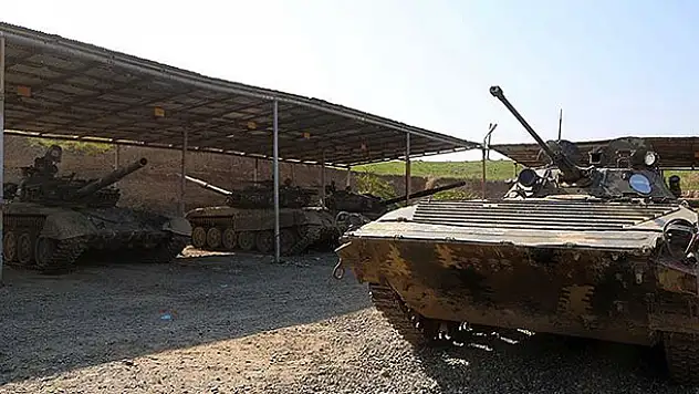 Azerbaycan Ermenistan'ın tank ve toplarını imha etti