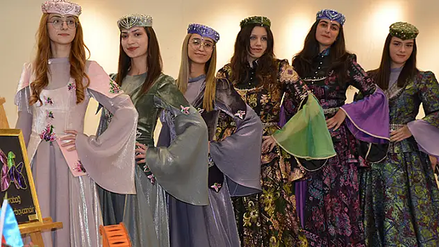 Azerbaycan'ın milli kıyafetleri, İzmir'de sergilendi