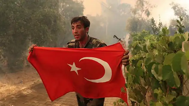 Azerbaycanlı itfaiyecilerin Türk bayrağı hassasiyeti