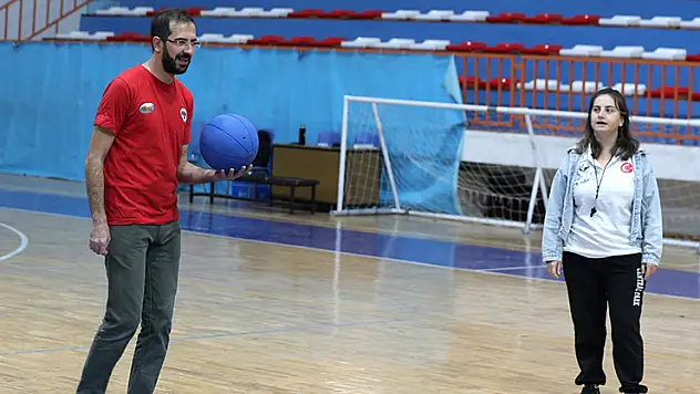 Azimli antrenör, görme engelli eşinin kulübünde şampiyonlar yetiştiriyor