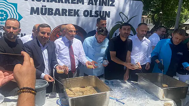 Aziziye Camii'nde bereketli Aşure ikramı