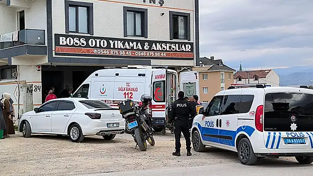 Baba ile 2 oğlu, iş yerlerinden malzeme çaldığını öne sürdükleri işçilerini darbedip tabancayla vurdu