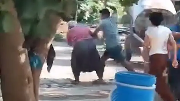 Baba ile 2 oğlu, 'miras' tartışmasında akrabaları anne ile 2 kızını darbetti o anlar kamerada
