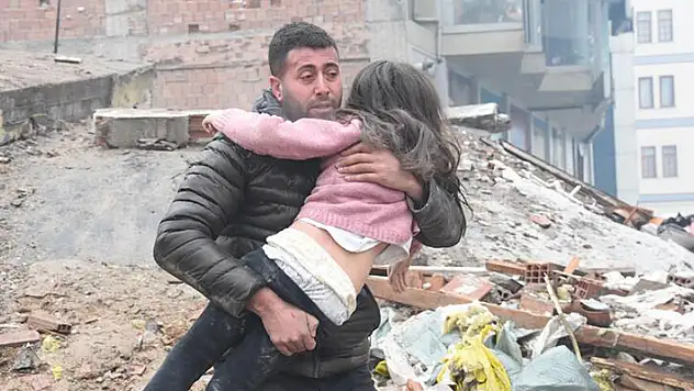 Baba ve 2 çocuğu enkazdan 2,5 saat sonra sağ çıkarıldı
