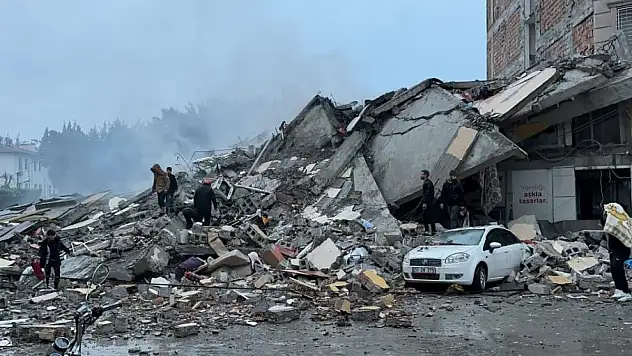 Baba ve 2 oğlu enkazdan 76 saat sonra kurtarıldı
