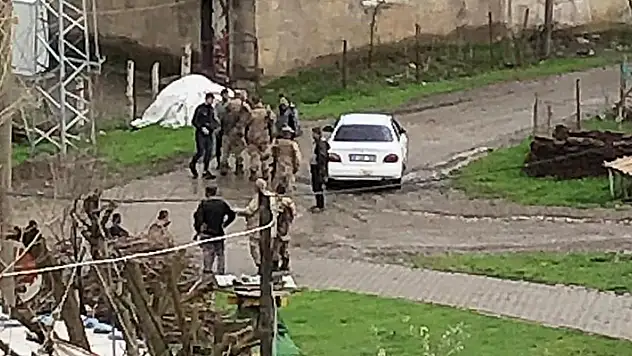 Baba ve 2 oğlu, köy muhtarını öldürdü
