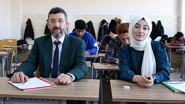Baba ve kızı aynı sınıfta üniversite öğretimi alıyor
