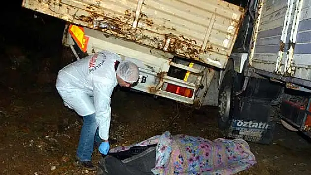Baba ve oğlu iki kamyonun arasında sıkıştı