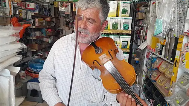 Babadan kalma asırlık kemanıyla 45 yıldır sokak müziği yapıyor
