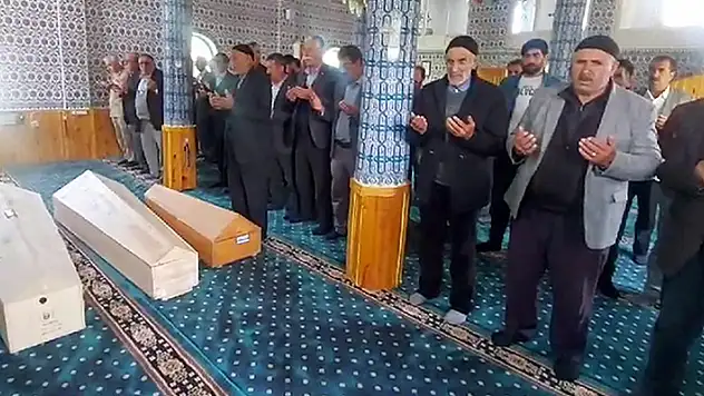 Babalarının öldürdüğü 3 kardeş, son yolculuklarına uğurlandı
