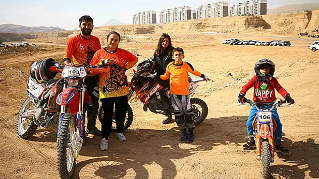 Babanın motosiklet tutkusu ailesini de sardı