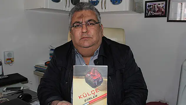 Babası için yazdığı şiirlerden kitap çıkardı