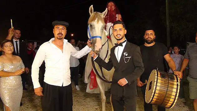 Babası vasiyet etti düğün salonuna at sırtında geldi
