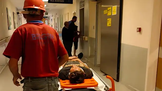 Babasına su götürdüğü inşaatın balkonundan düşen çocuk ağır yaralandı

