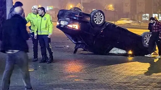 Babasından izinsiz aldığı aracı hurdaya çevirdi: 3 yaralı
