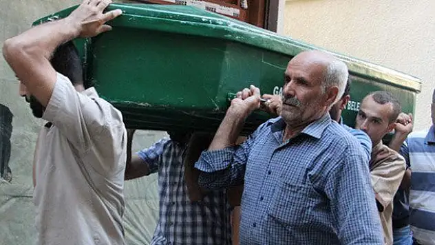 Babasını Kafasına Sıkarak Öldürdü!
