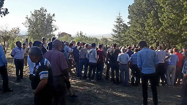 Babasının cenazesinde dua eden imamı bıçakladı
