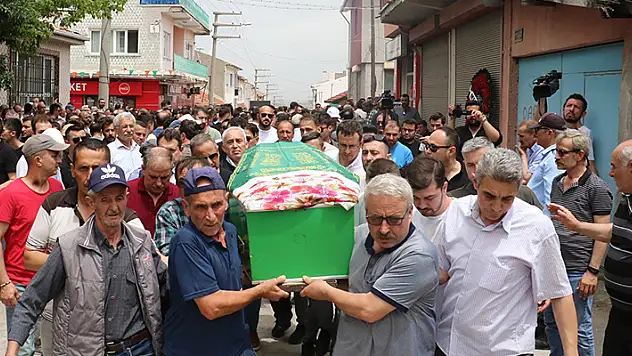 Babasının öldürdüğü Merve ve 7 yaşındaki oğlu tek tabuta konuldu, yan yana toprağa verildi