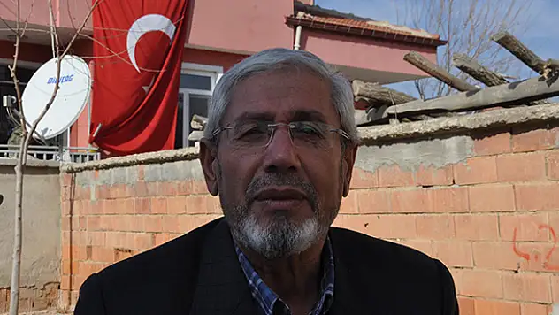 Babasının 'oyuncak' getirmesini bekliyor