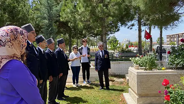 Babasının silah arkadaşlarını görünce gözyaşlarına hakim olamadı
