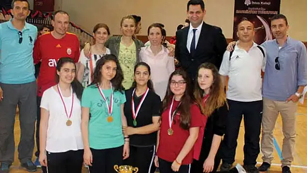 Badminton Turnuvası'nda İhlas Koleji şampiyon oldu