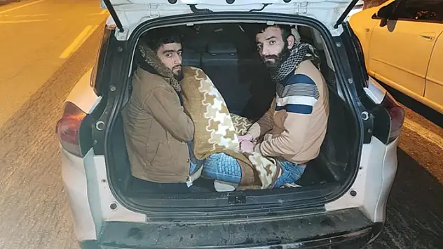 Bagajdan kaçak göçmenler çıktı
