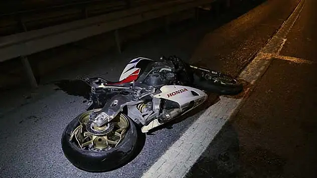 Bağcılar'da motosiklet bariyerlere çarptı: 1 ölü