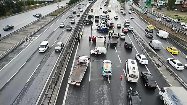 Bağcılar TEM'de zincirleme trafik kazası: 2 ölü 5 yaralı 