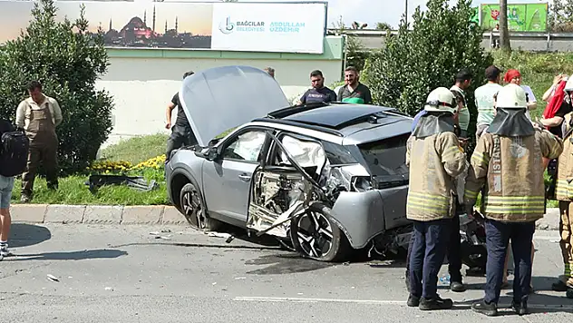 Bağcılar'da minibüs otomobil ile çarpıştı: 1'i ağır 6 yaralı