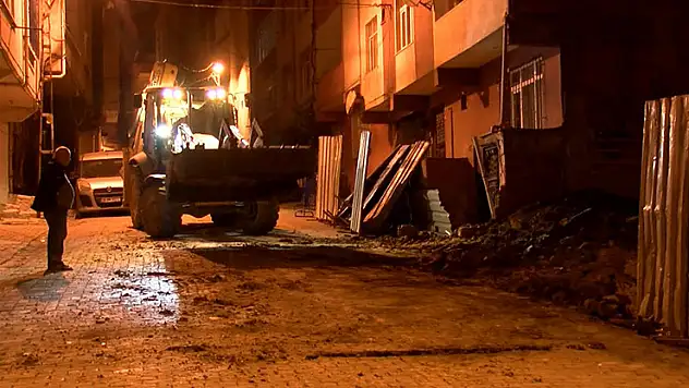 Bağcılar'da toprak kayması sebebiyle yana doğru eğilen bina boşaltıldı