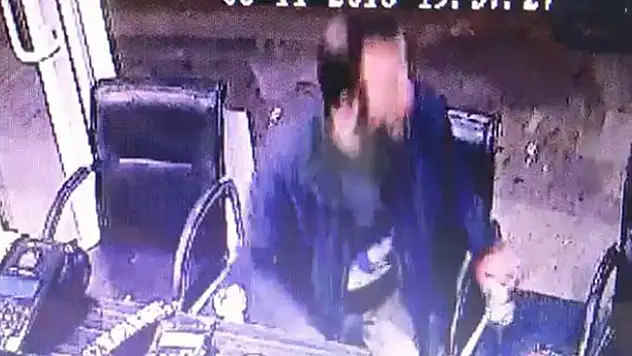 Bağış kutusunu çalan şahıs güvenlik kamerasına yakalandı