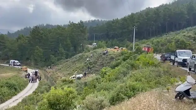 Bahçe işinden dönen aile kamyonetle şarampole yuvarlandı: 1 ölü, 1'i çocuk 3 yaralı
