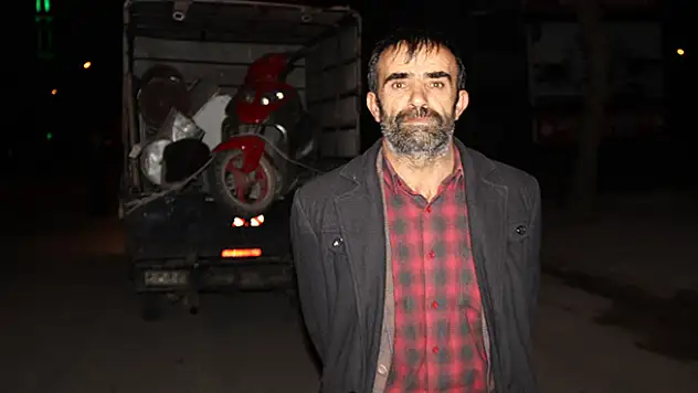 Bahçeden gelen seslere uyandı, hırsızları takip ederek polise yakalattı