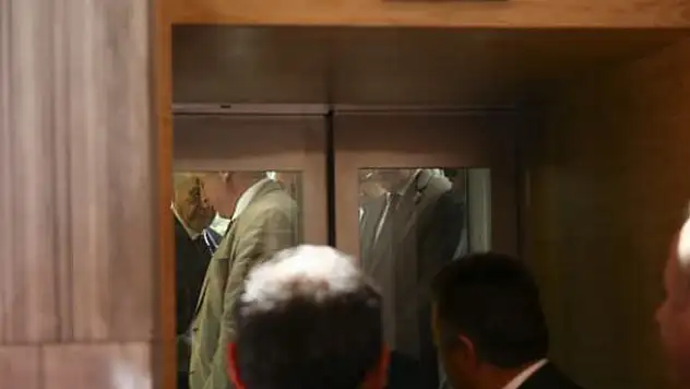 Bahçeli asansörde mahsur kaldı