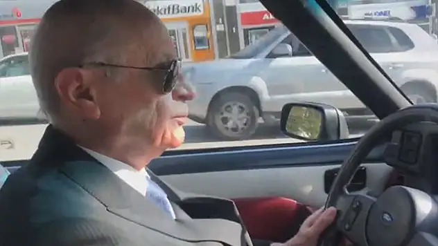 Bahçeli, başkent caddelerinde klasik arabasıyla tur attı
