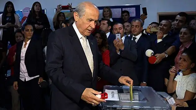 Bahçeli'nin sandığından hangi parti çıktı?