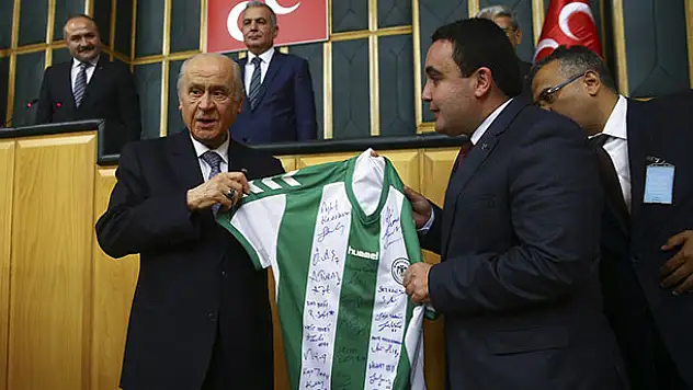 Bahçeli'ye Konyaspor forması hediye edildi