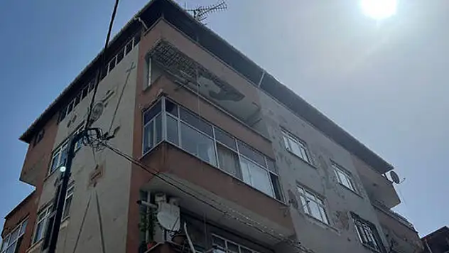 Bahçelievler'de balkon çöktü bina boşaltıldı!
