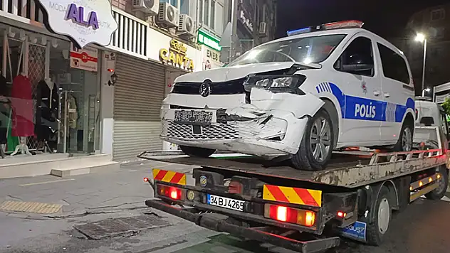 Bahçelievler'de, 'dur' ihtarına uymayan şüphelileri takip eden polis aracı kaza yaptı: 2 polis yaralı

