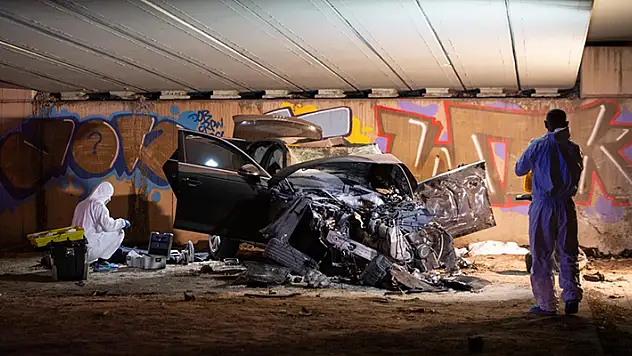 Bahçelievler'de köprü duvarına çarpan otomobildeki 4 kişi öldü
