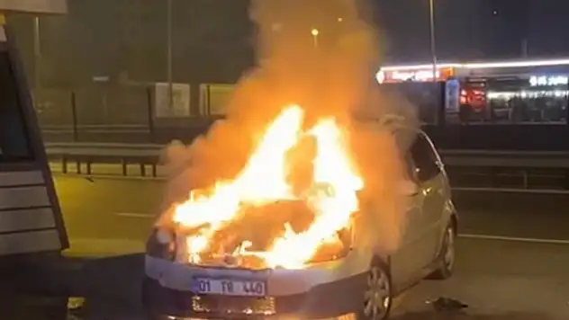 Bahçelievler'de, park halindeki otomobil alev aldı, içinde uyuyan sürücü son anda kurtuldu


