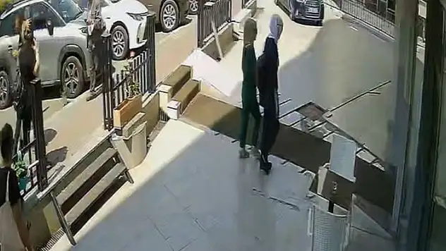 Bahçelievler'de 2 kadın hırsız altın dolu kasayı alıp götürdü
