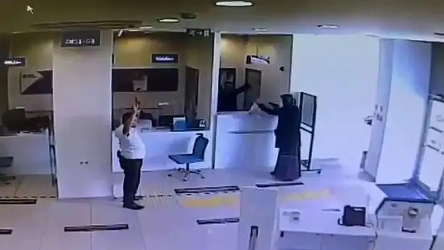 Bahçelievler'de film gibi soygun kamerada: Annesinin kıyafetleriyle kadın kılığına girip banka soydu
