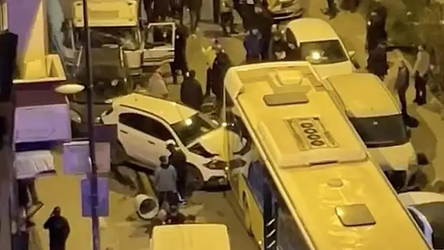 Bahçelievler'de kontrolden çıkan kamyonet 4 araç ile İETT otobüsüne çarptı