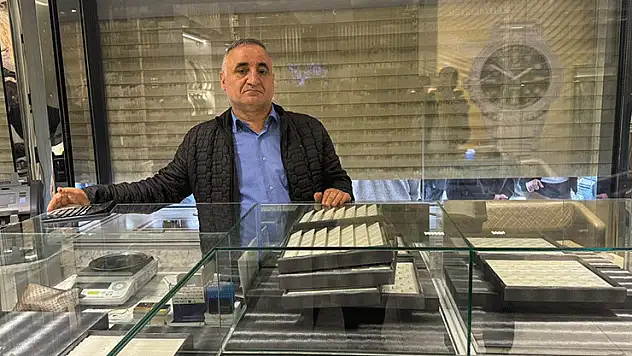 Bahçelievler'de kuyumcu soygunu: 1 dakikada 3 kilo altını çaldılar