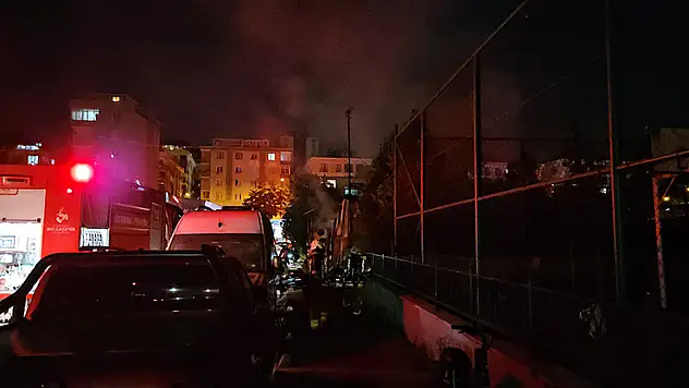 Bahçelievler'de oto tamirhanede yangın: Çok sayıda araç kullanılamaz hale geldi