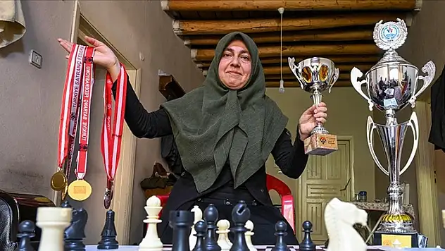 Bahçesaraylı Kadriye Orhan, madalya ve kupalar kazandığı satrancı kardeşlerine de öğretti
